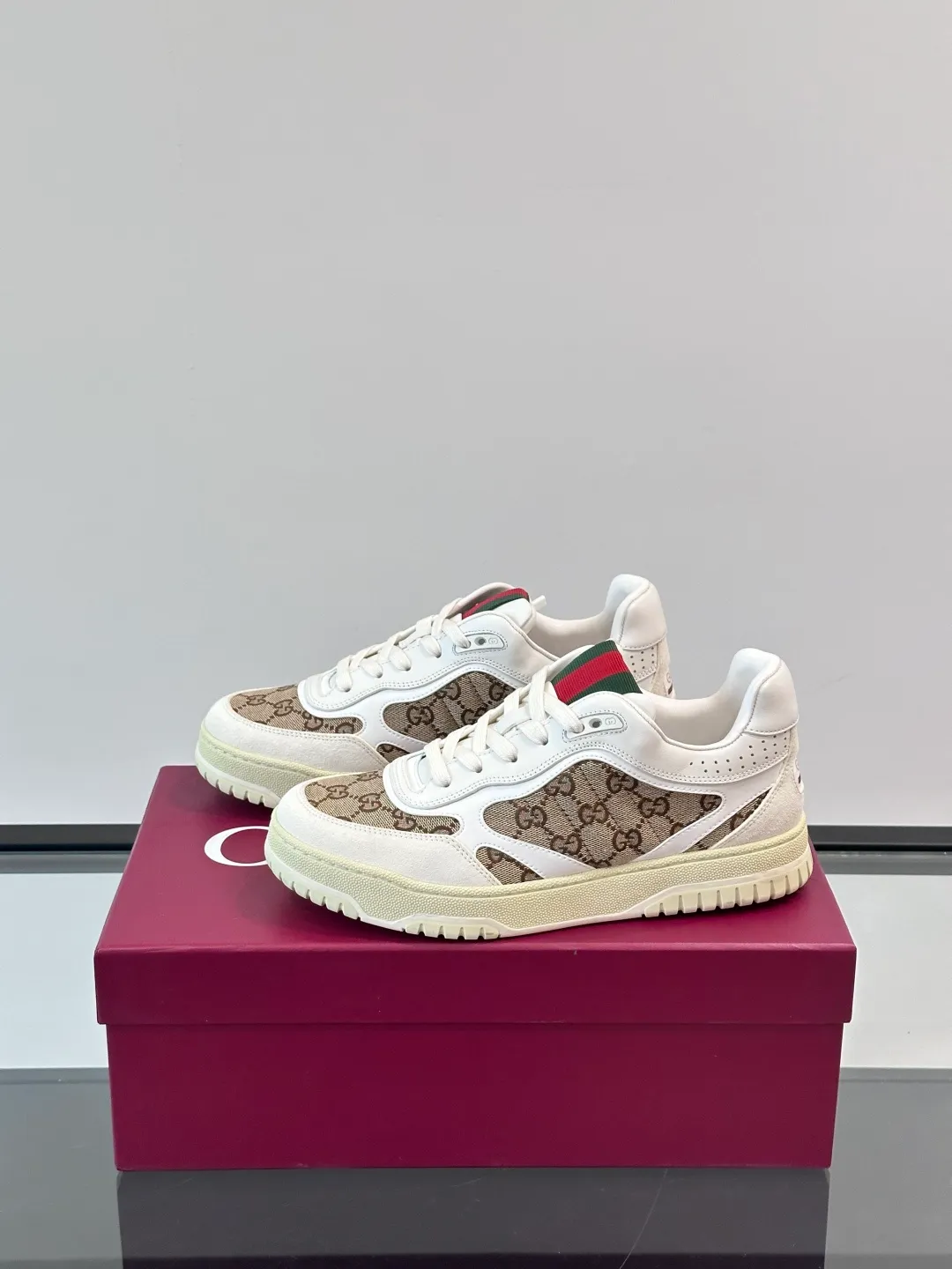 Men's Men's Shoes 💰480 [New Style] 🦨🦨Gucci 𝐆𝐮𝐜𝐜𝐢 𝐑𝐞-𝐖𝐞𝐛 As a sneaker created by Sabato De Sarno for Gucci, the Re-Web series reinterprets the brand's classic stripes, with bold and unique details to set off a modern silhouette design. These shoes are crafted from white leather. This new sneaker is ingeniously decorated with many of the brand's classic details, and is equipped with a bright red and green webbing tongue, which will make people fall in love at first sight. White leather has been specially treated to be soft and shiny, with an embossed grained texture. Script Gucci logo and Interlocking G web label with Interlocking G and script Gucci logo. Rubber outsole with Interlocking G detail eyelets. Web tongue. Size: Female 35-40 (Female 41, 42 customized). Male 38-44 (45, 46 customized)